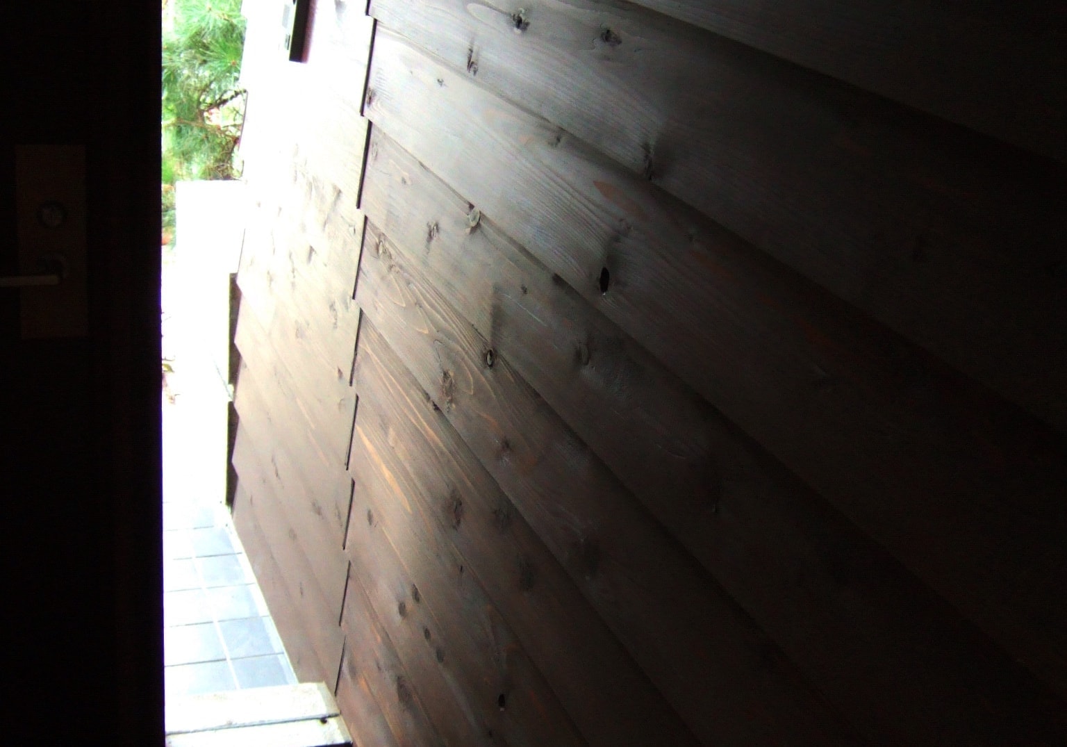 屋内と屋外をつなぐ杉板の壁