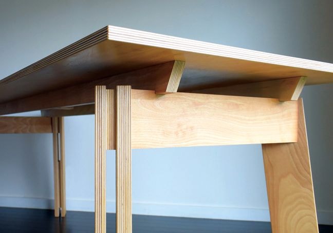 シラカバ間伐材合板のテーブル
